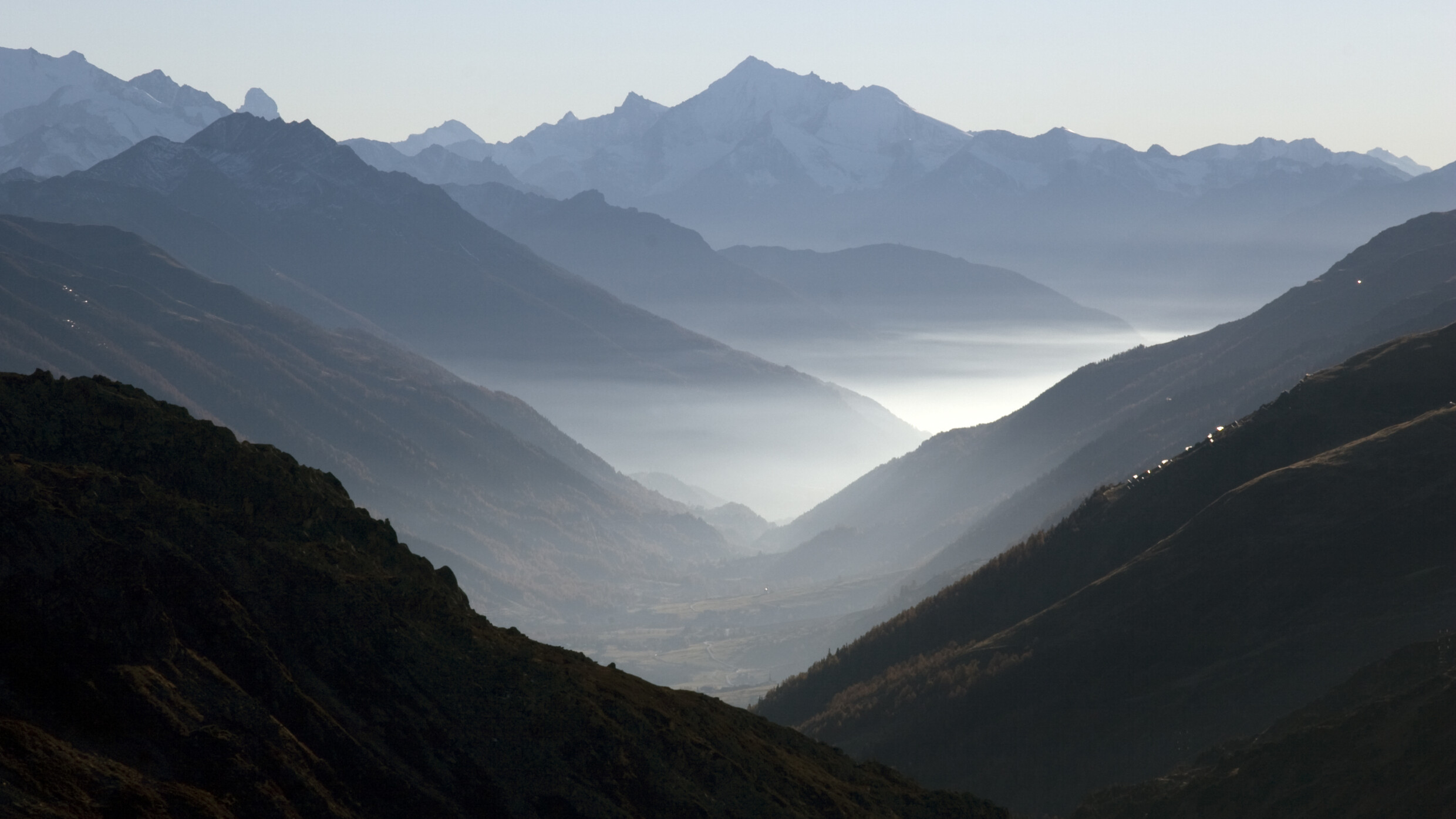 Berge und Täler im Nebel