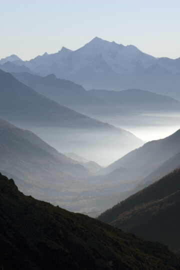 Berge und Täler im Nebel