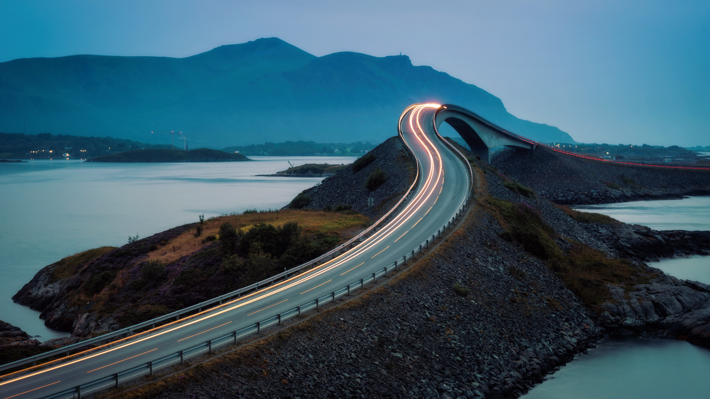 Autobahn bei Dämmerung