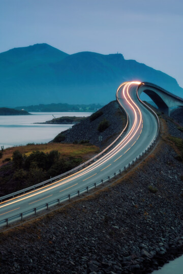 Autobahn bei Dämmerung