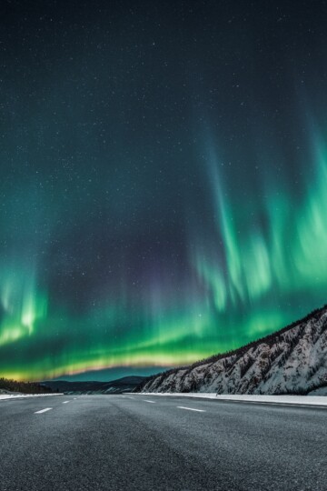 Polarlichter über einer leeren Straße