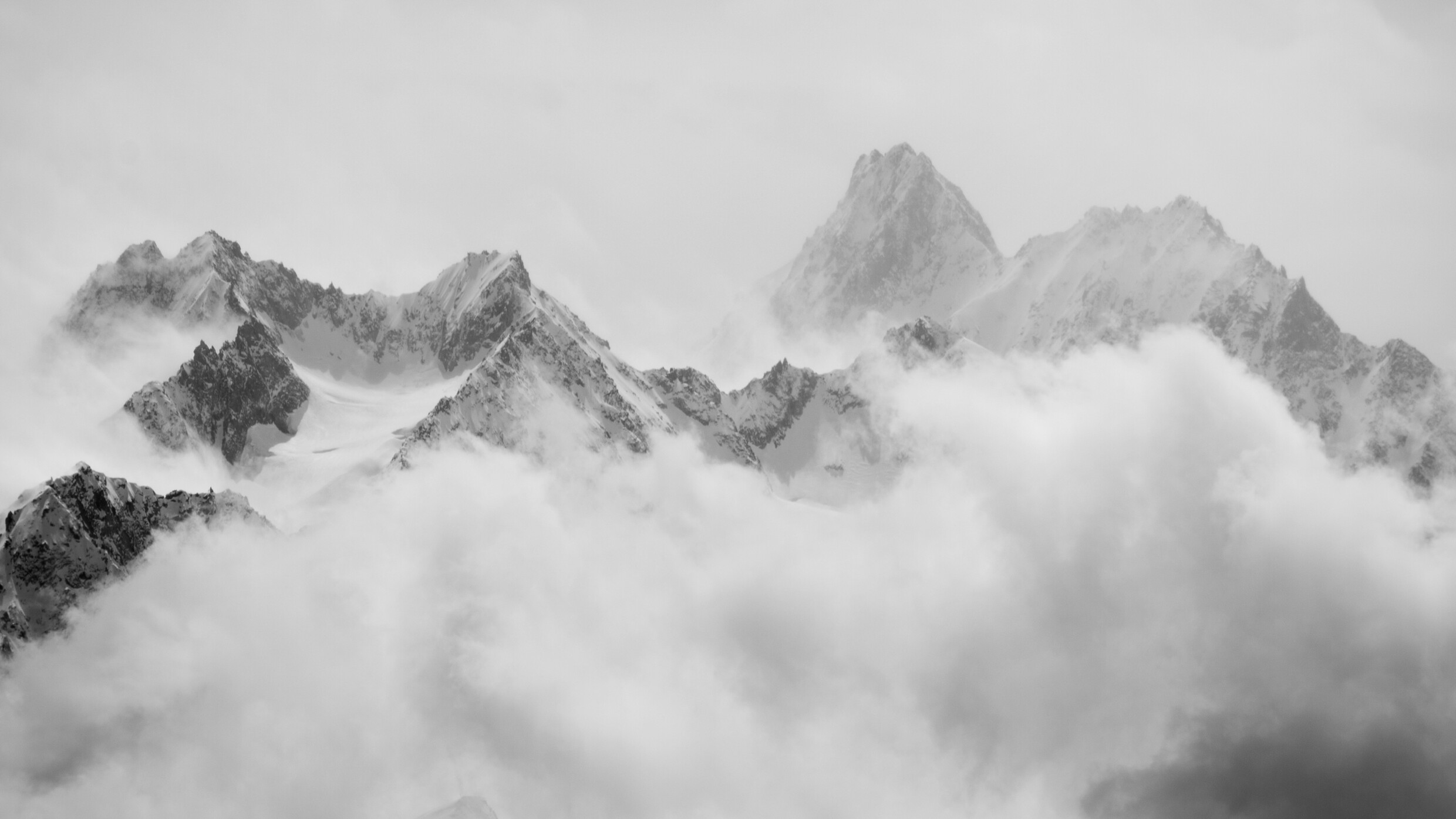 Gebirge mit Wolken