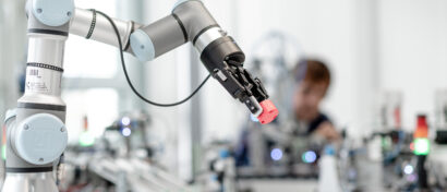 KI Forscher arbeitet mit Roboterarm