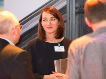 Dr. Sabine Sickinger, Leiterin Organisationsstrategie und Administration, im Gespräch mit Gästen der Eröffnungsfeier.