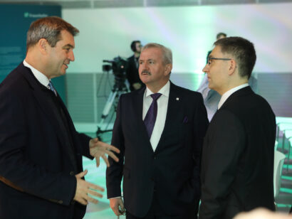 Ministerpräsident Dr. Markus Söder, Wirtschaftsminister Hubert Aiwanger und apl. Prof. Dr. habil Mario Trapp, Institutsleiter des Fraunhofer IKS