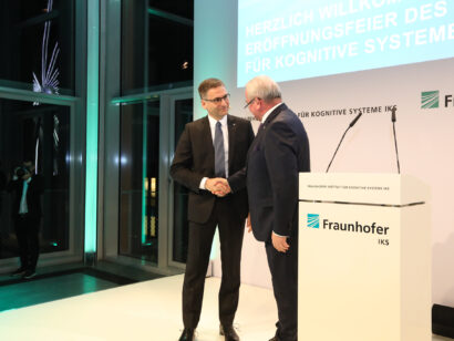 Fraunhofer-Präsident Prof. Dr. Reimund Neugebauer (rechts) übergibt das Fraunhofer IKS in die Hände des Institutsleiters apl. Prof. Dr. habil. Mario Trapp.