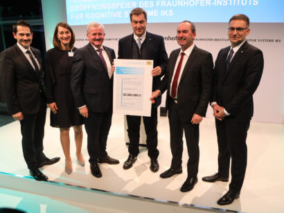 TUM-Präsident Hofmann, IKS-Verwaltungsleiterin Sickinger, Fraunhofer-Präsident Neugebauer, Ministerpräsident Söder, Wirtschaftsminister Aiwanger und Institutsleiter Mario Trapp.