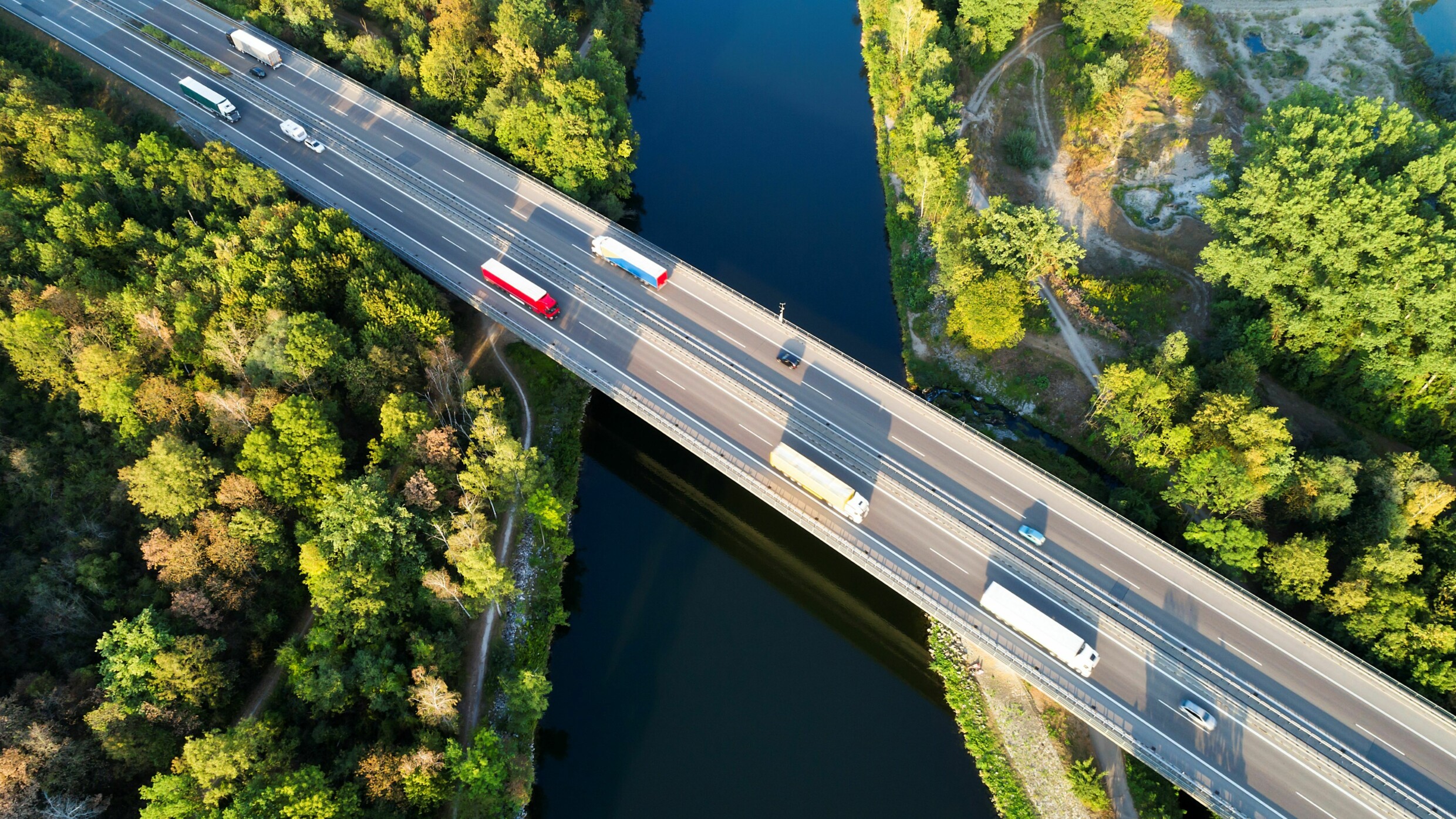 Brücke mit Autoverkehr über einem Fluss