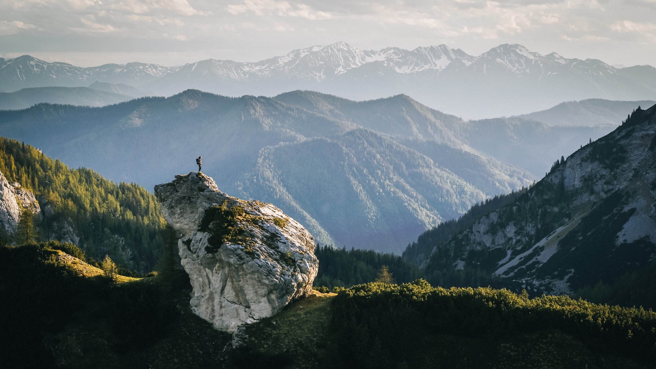 Bergpanorama mit Aussichtspunkt