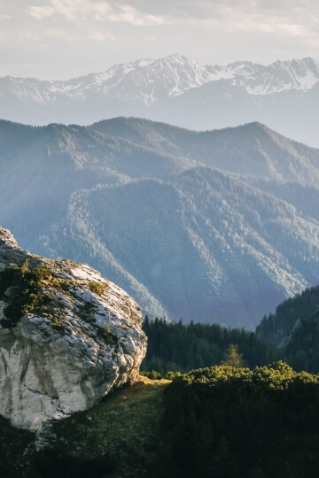 Bergpanorama mit Aussichtspunkt