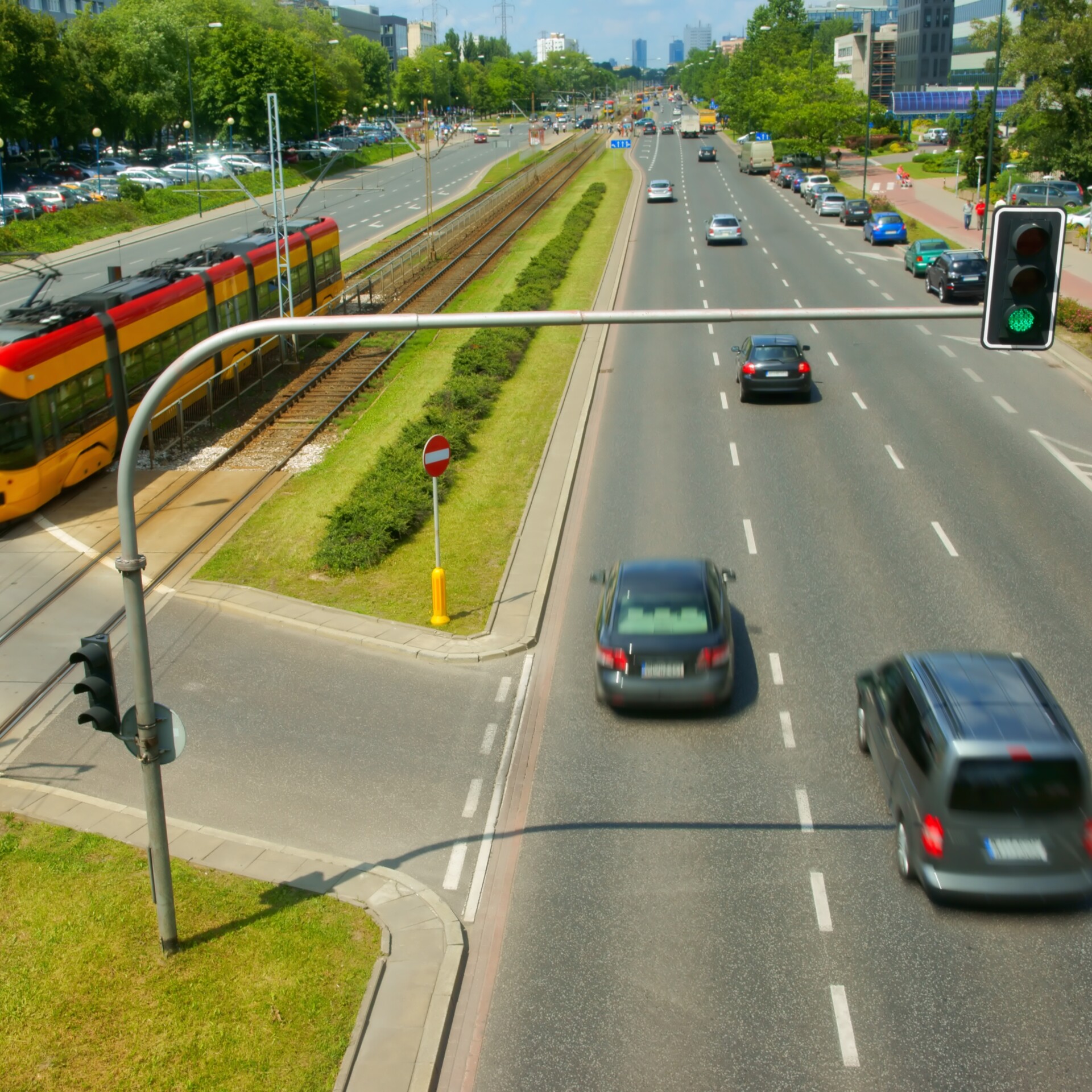 Großstadtverkehr mit Autos, Tram und Ampel