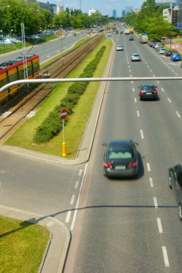 Großstadtverkehr mit Autos, Tram und Ampel