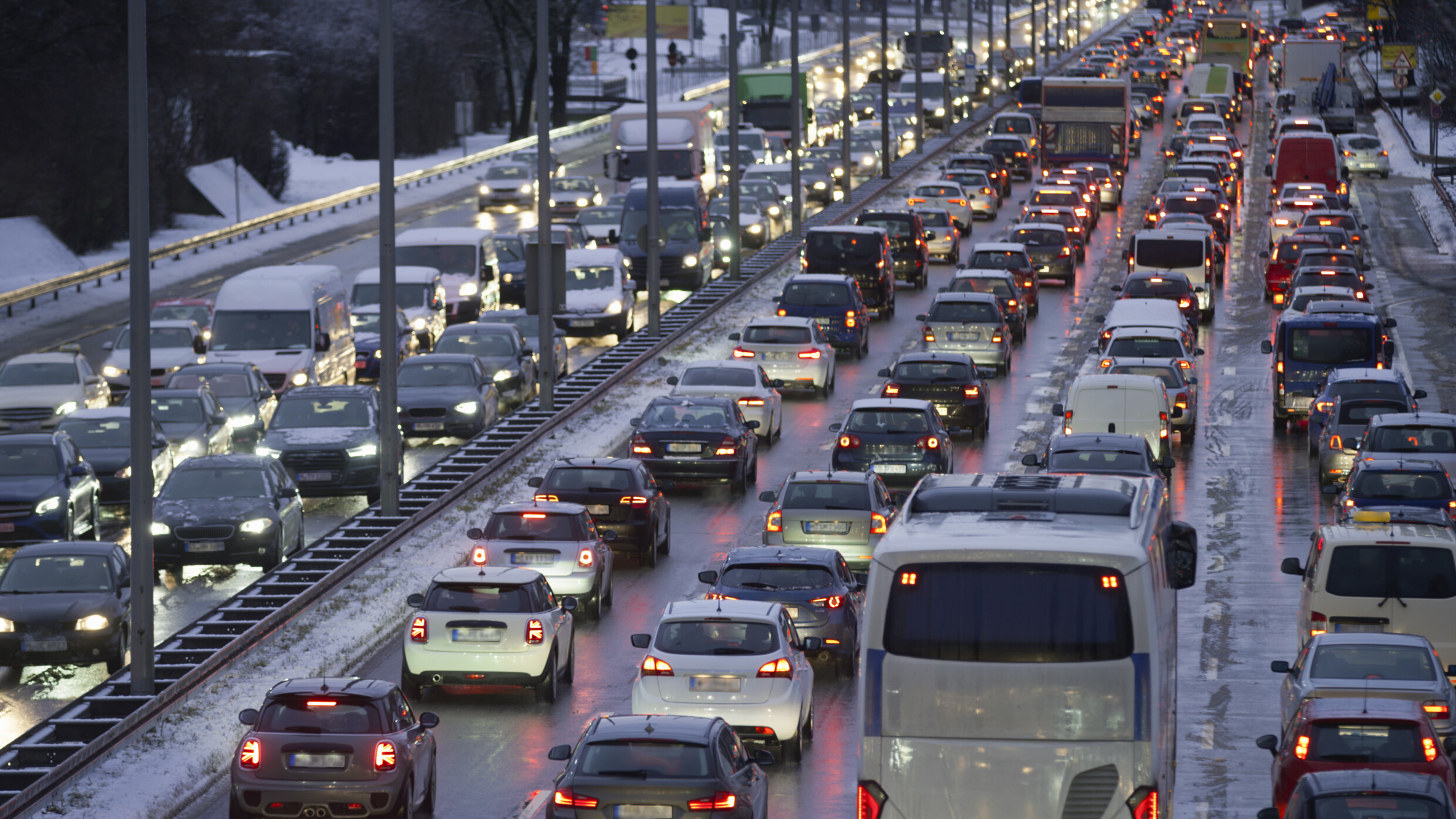 Mehrspurige Straße mit vielen Fahrzeugen