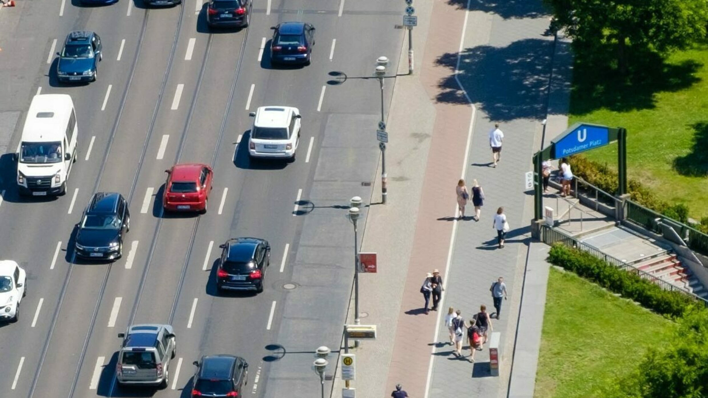 Autos auf Straße in Berlin