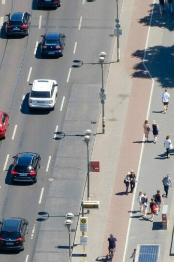 Autos auf Straße in Berlin